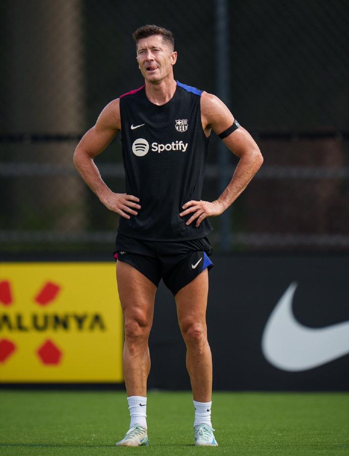 莱万多夫斯基巴萨适应之路：从德甲霸主到加泰罗尼亚的角色蜕变