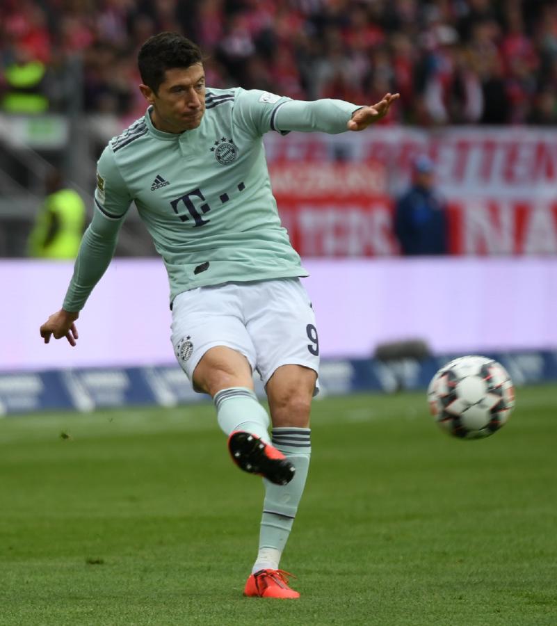 莱万多夫斯基与苏亚雷斯、本泽马对比：三大顶级射手的风格与成就