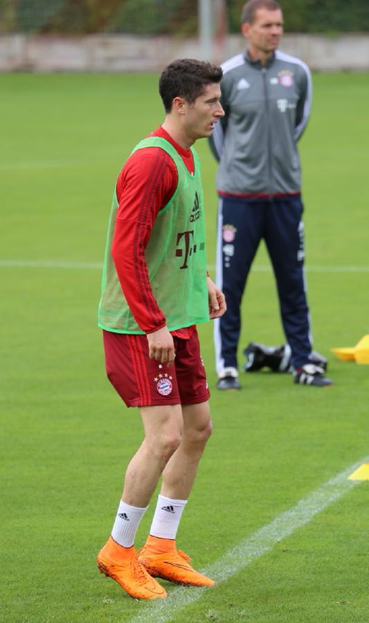 莱万多夫斯基职业精神与运动寿命：足坛自律典范的长青密码